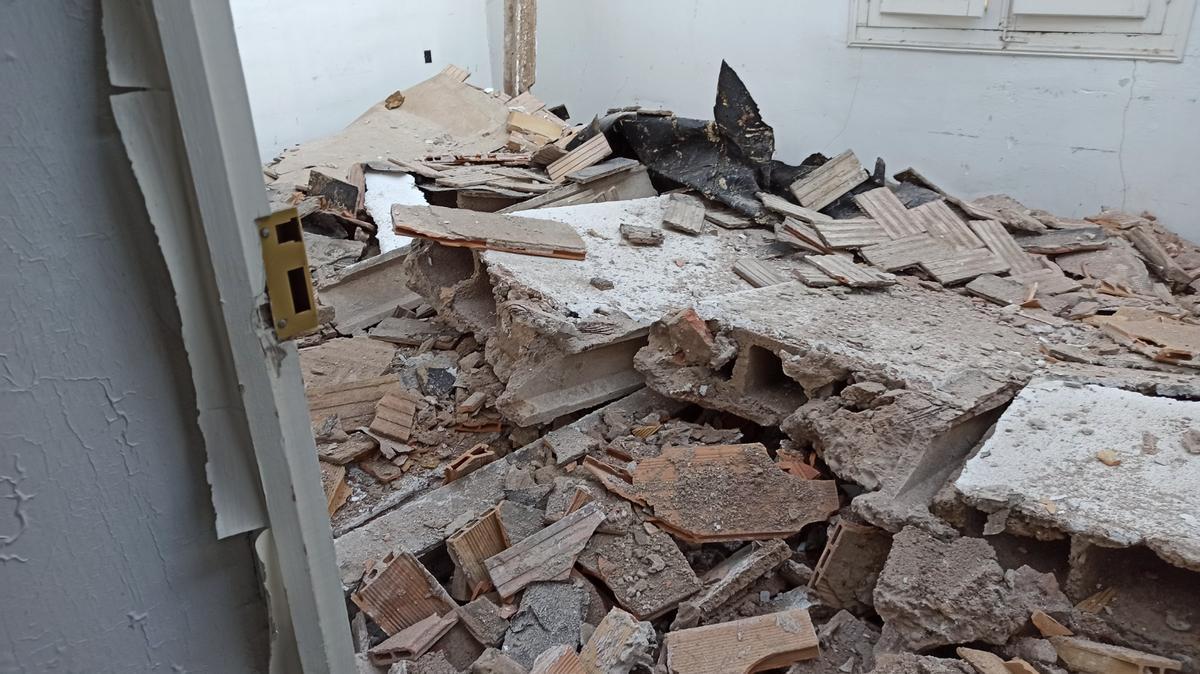Escombros acumulados en la segunda planta del edificio como consecuencia del derrumbe de la terraza.
