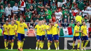 Los suecos celebran uno de sus goles a México.