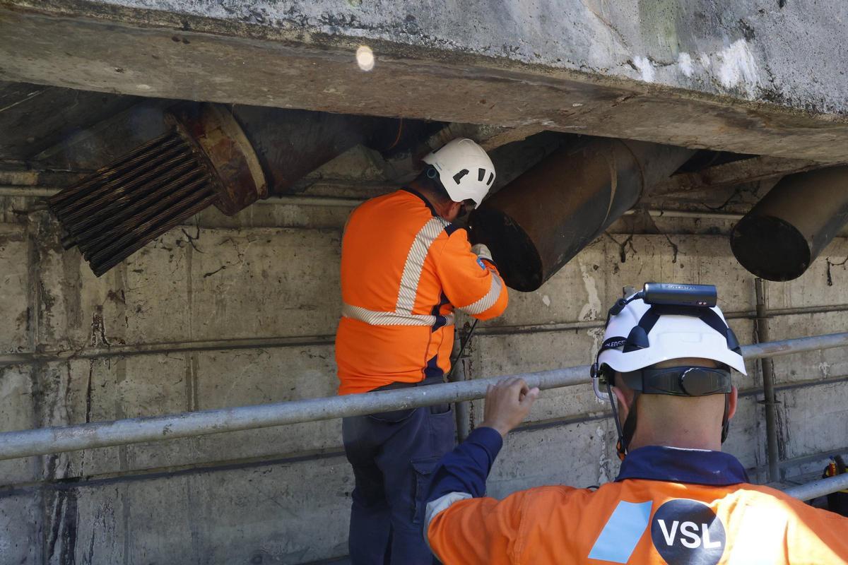 Dos trabajadores revisan la estructrura.