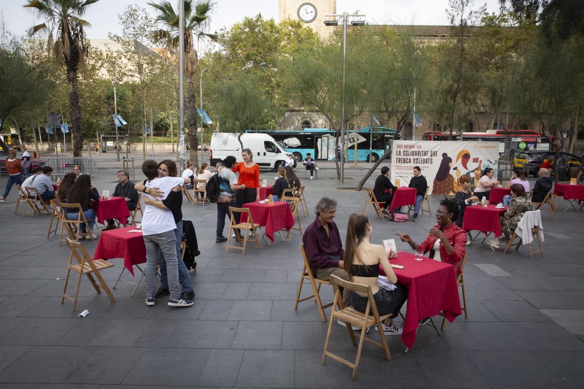 Campaña del Hospital Sant Joan de Dèu Cafè Solidari contra la soledad no deseada en la plaça Universitat de Barcelona