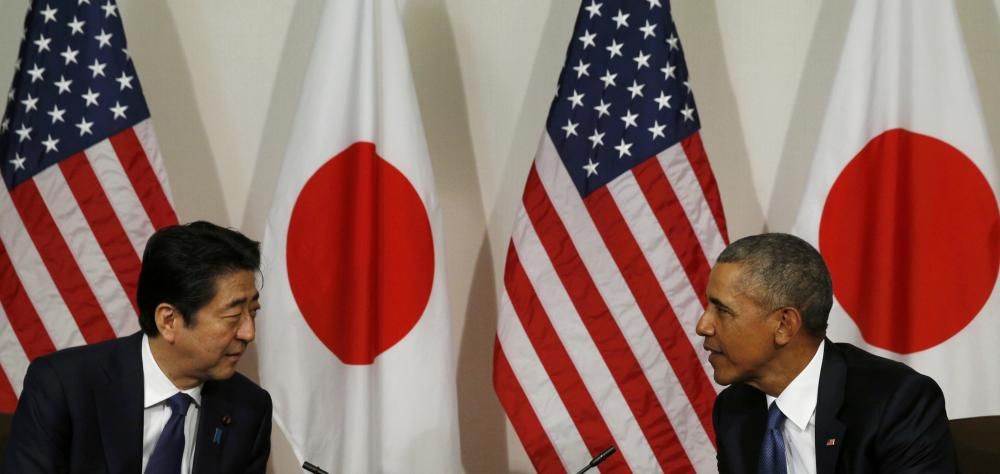 Obama y Shinzo Abe visitan Pearl Harbor