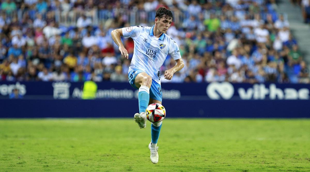 Jokin Gabilondo controla un balón en un partido del Málaga.