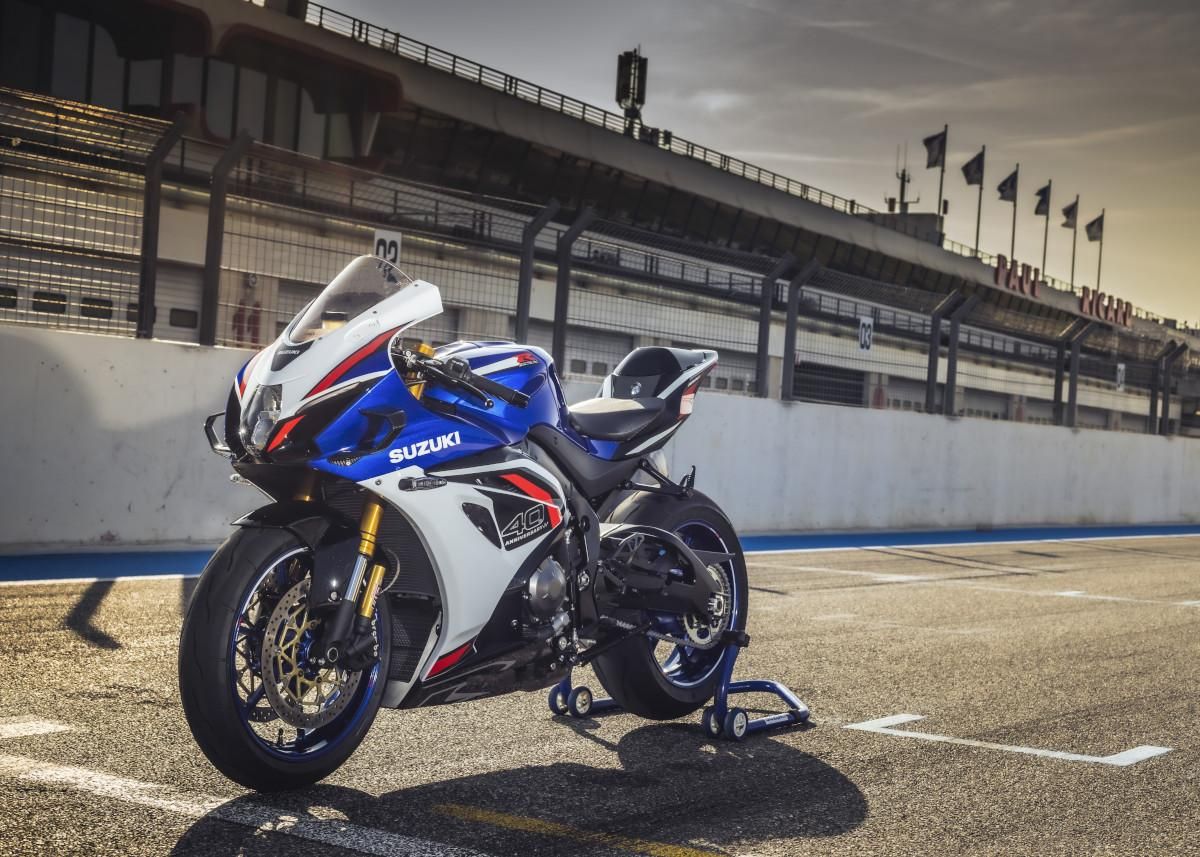 La nueva GSX-R1000R 40º Aniversario posa en Paul Ricard con sus colores conmemorativos, rindiendo tributo a una saga mítica.