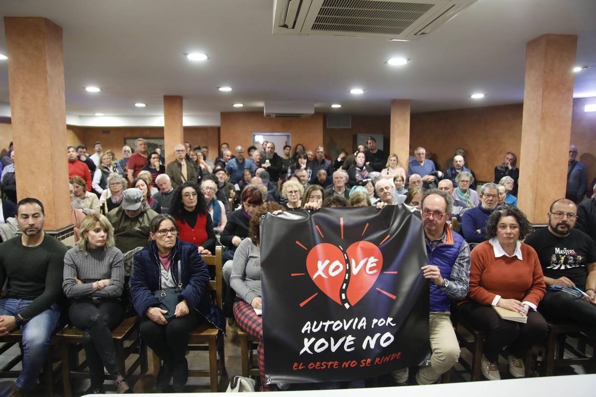 La multitudinaria asamblea vecinal por el vial de Jove, en imágenes