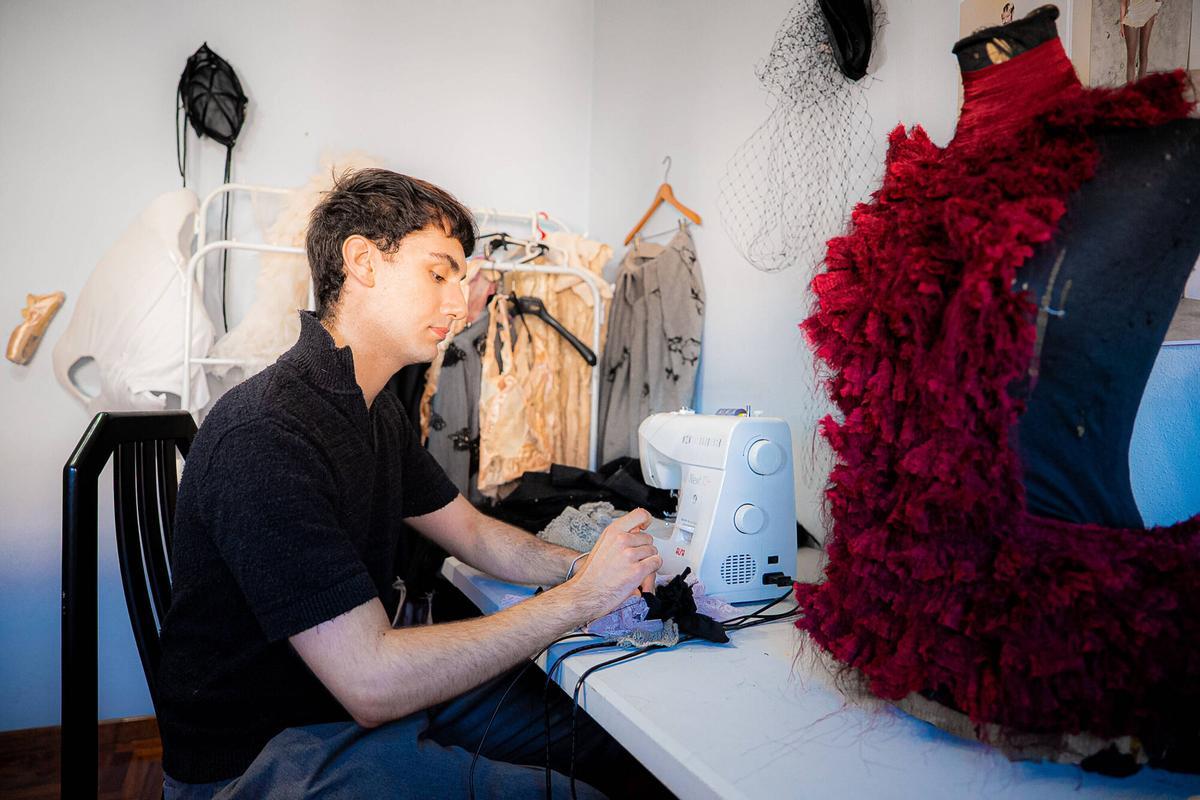 Reportaje con el diseñador vigués Javier González Comesaña, que ha sido seleccionado para participar en la Mercedes Benz Fashion Week de Madrid.
