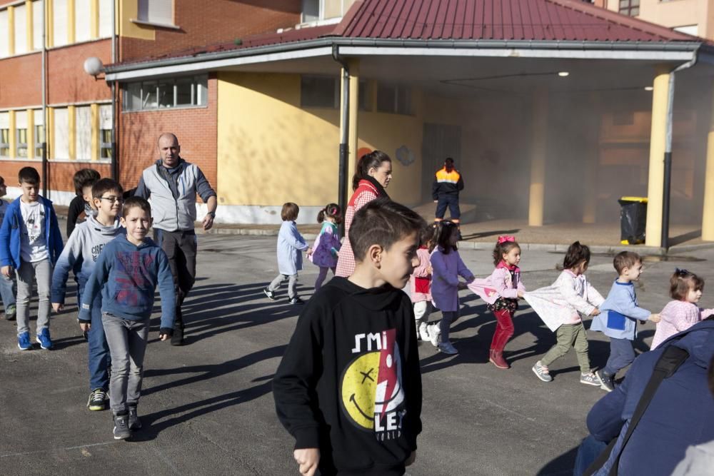 Simulacro de incendio en el colegio público Rey Aurelio, en Sotrondio