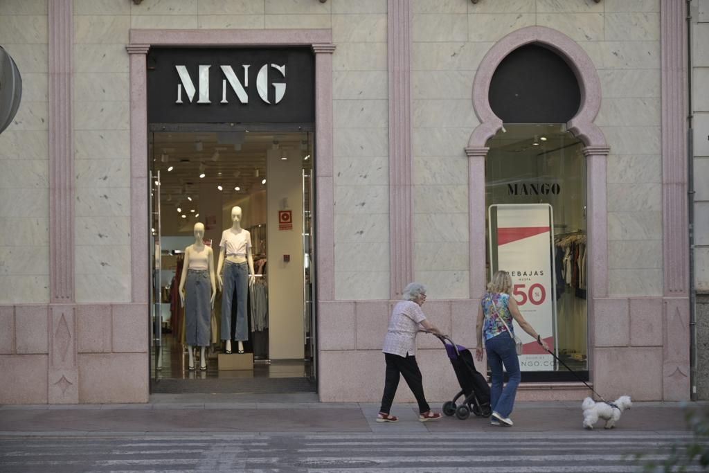 Día de contrastes en el comercio de Elche por San Juan