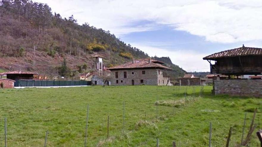 Vista general de una de las fincas, con el palacio de Carlos Prieto al fondo y la panera a la derecha.