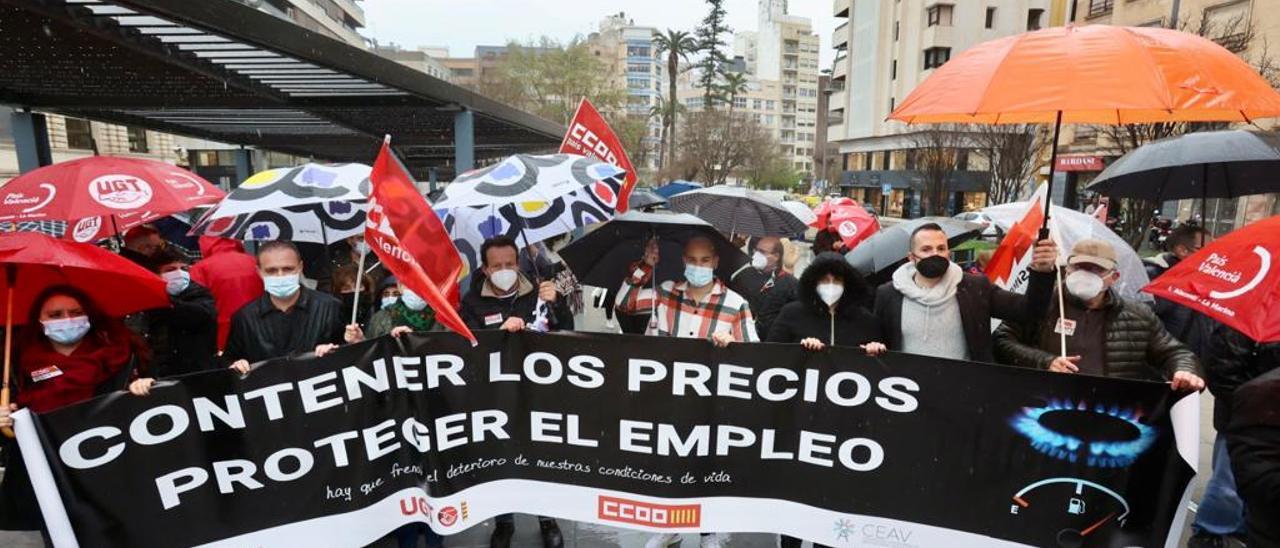 Representantes sindicales y de diversas asociaciones en la concentración en la Montañeta.