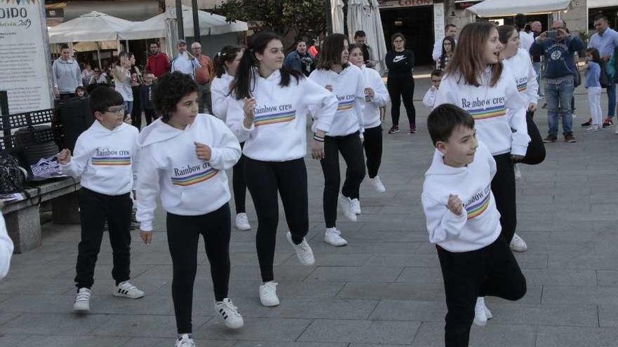 El grupo de hip hop Rainbow Crew de Marín durante la presentación del evento. // S.A.