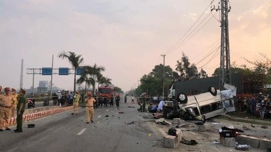 Furgoneta volcada tras colisionar con un camión.