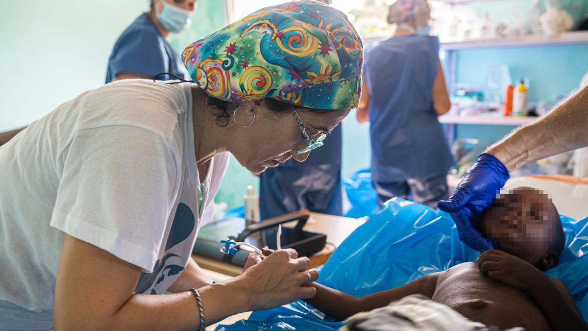 Una de las sanitarias de Juaneda realiza curas a un niño.