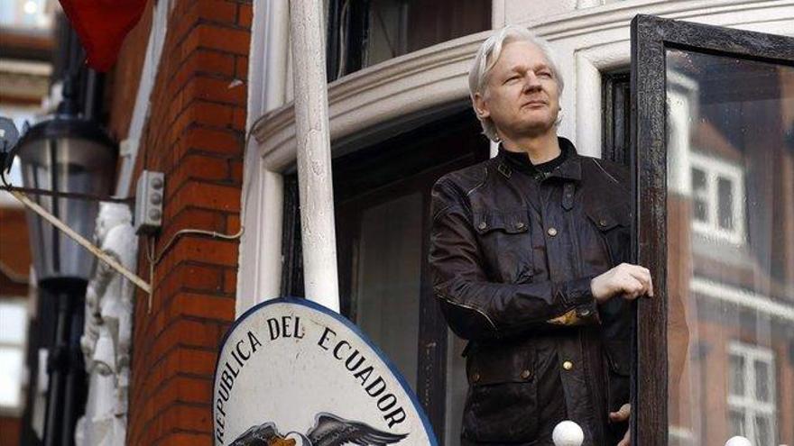 Suecia ordena la detención de Assange por violación