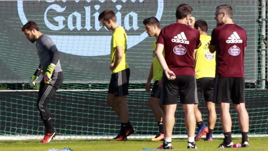 Berizzo observa a sus jugadores realizando ejercicios, esta mañana, en A Madroa. // José Lores