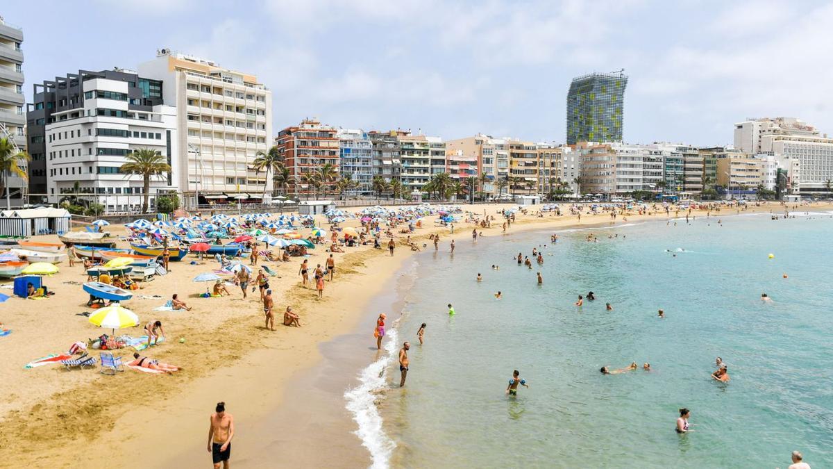 Bañistas en la playa de Las Canteras, ayer. | | JUAN CARLOS CASTRO