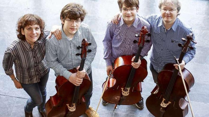 María, Gregorio, Senia e Iliá Keilin posan junto con sus instrumentos.