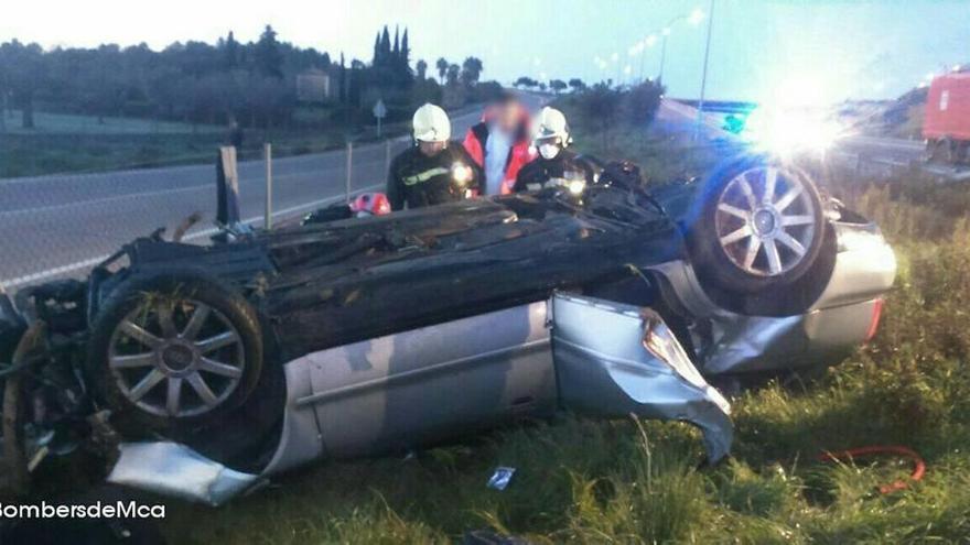 Efectivos de Bombers de Mallorca excarcelan, ayer, el cuerpo de la víctima mortal en Inca tras el vuelco de su coche.