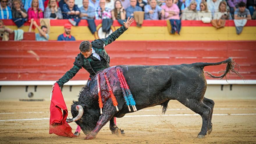 El ondense Paco Ramos abrió la puerta grande en la Feria de la Magdalena 2023 con toros de Victorino Martín.