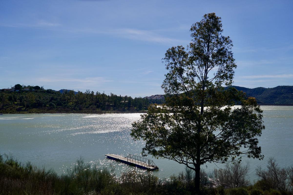 Imagen del embalse La Viñuela mostrando un embalsamiento de agua superior al 80% de su capacidad total. A 17 de febrero de 2026, en La Viñuela, Málaga (Andalucía, España). El embalse de La Viñuela que abastece a La Axarquía y el más grande de la provincia, multiplica por ocho las reservas de enero de 2024, que marcó su mínimo histórico con un 7% de agua embalsada, quedando declarado por entonces como un embalse muerto por los técnicos. Tras las lluvias recibidas durante el mes de febrero ha podido aumentar sus reservas hasta cotas que rozan el límite de su capacidad. 17 FEBRERO 2026 Álex Zea / Europa Press 16/02/2026. Álex Zea;category_code_new
