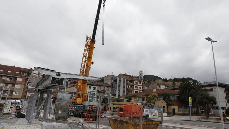 La instalación de las marquesinas, en la calle río Cares de Pola de Laviana. | FERNANDO RODRÍGUEZ