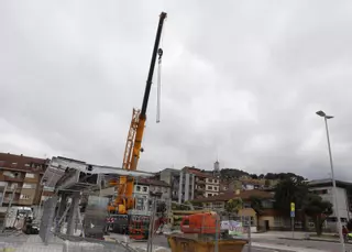 El nudo de transporte de Pola de Laviana avanza con la instalación de las grandes marquesinas