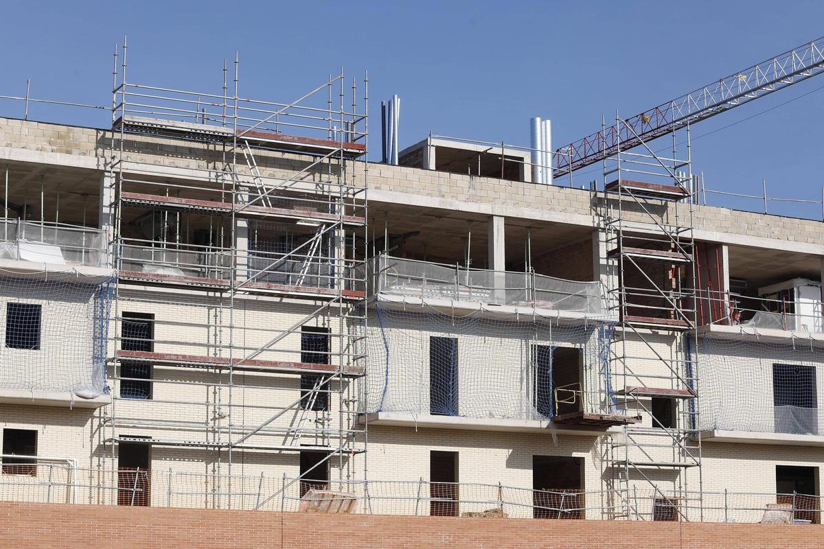 Habitatges en construcció a Girona.