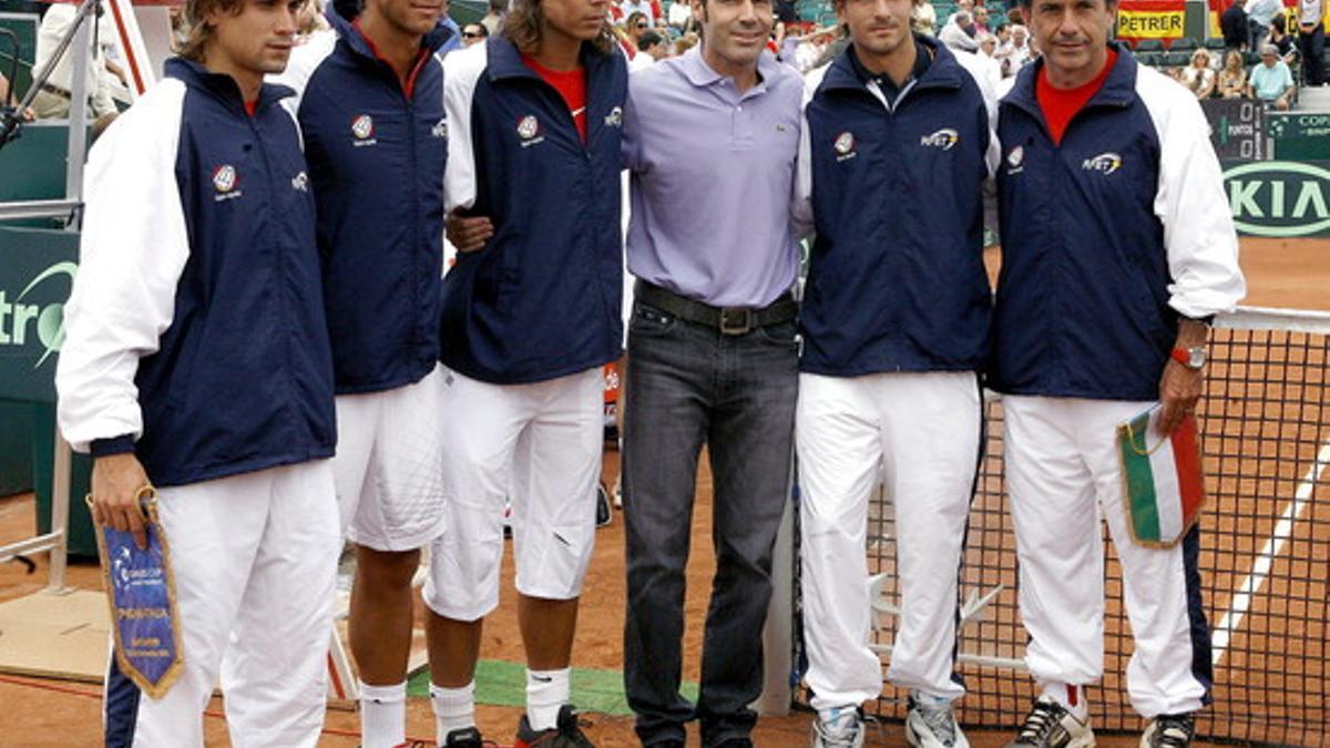 Àlex Corretja, con los componentes del equipo español de Copa Davis en 2006.