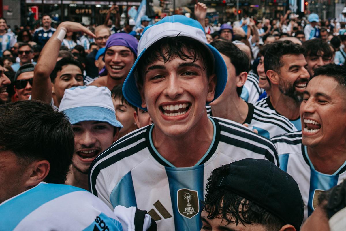 Aficionados de la selección española y  argentina de fútbol  toman Times Square antes de la final de la Copa del Mundo.
