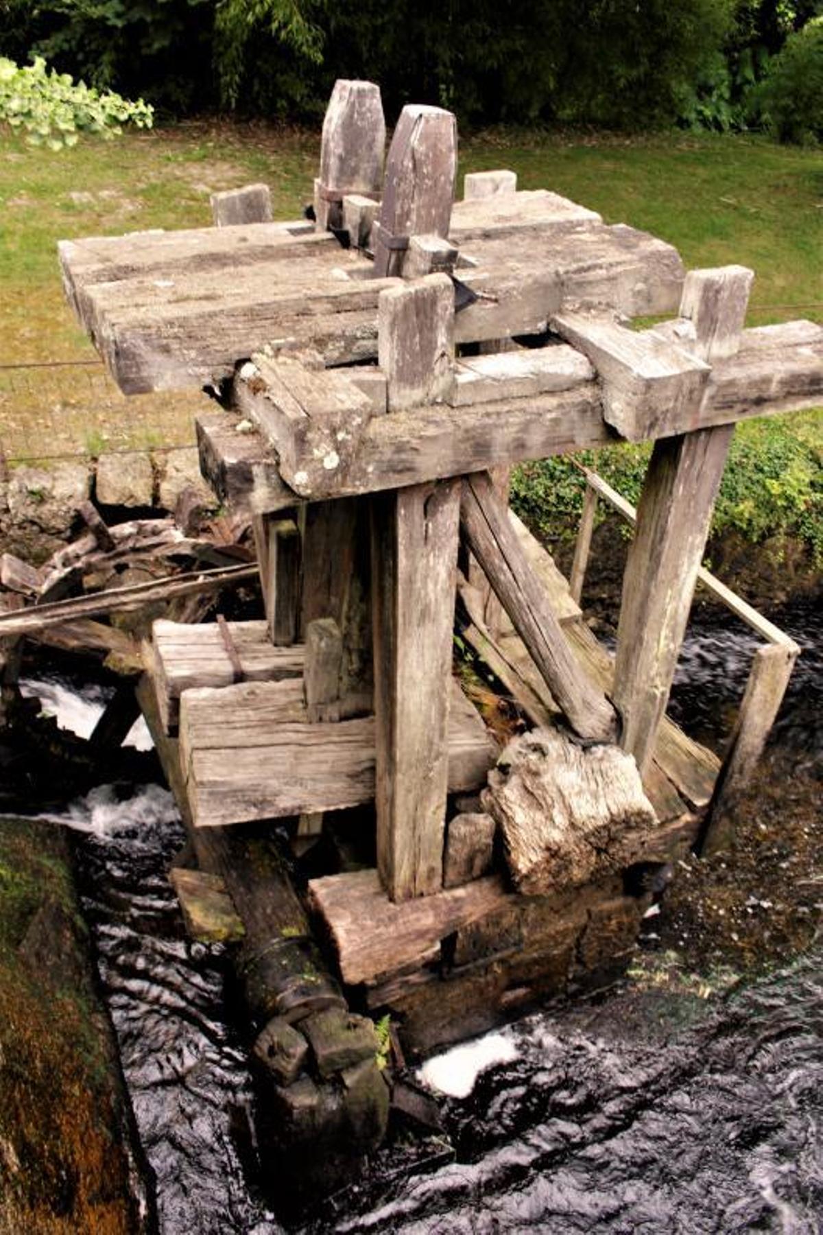 Batán aínda en funcionamento en Castrodouro, Alfoz (Lugo). | // VILLAVERDE