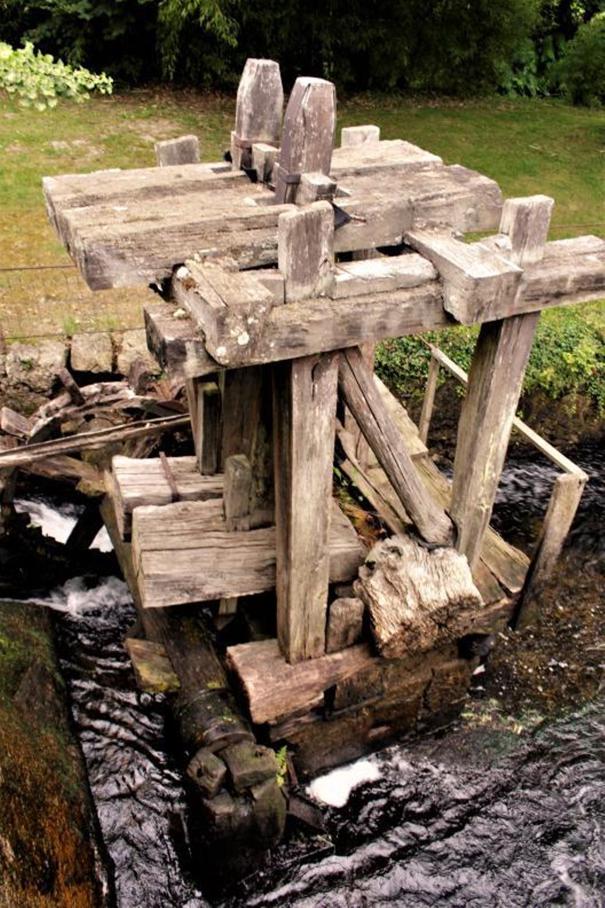 Batán aínda en funcionamento en Castrodouro, Alfoz (Lugo).   | // VILLAVERDE