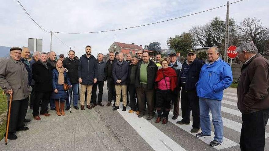 El alcalde, en el centro, con Manuel Cores Tourís, Moisés Rodríguez, los ediles del PP y los vecinos. // C.T.