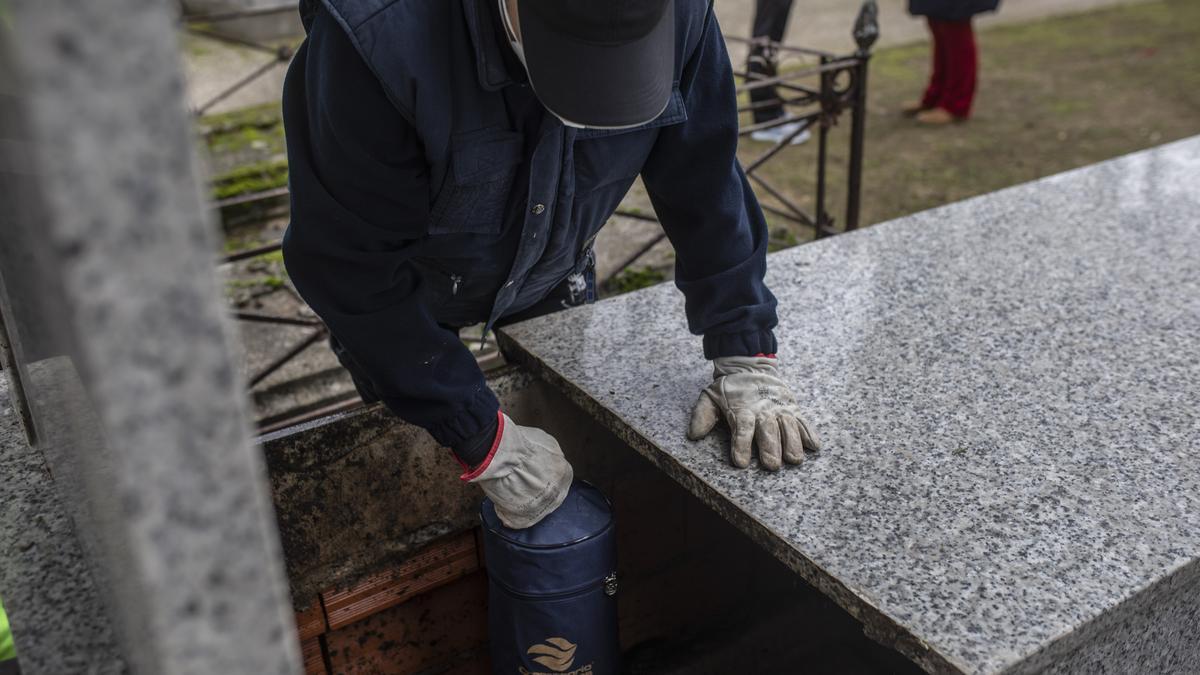 Entierro de las cenizas de un difunto en el camposanto de Zamora