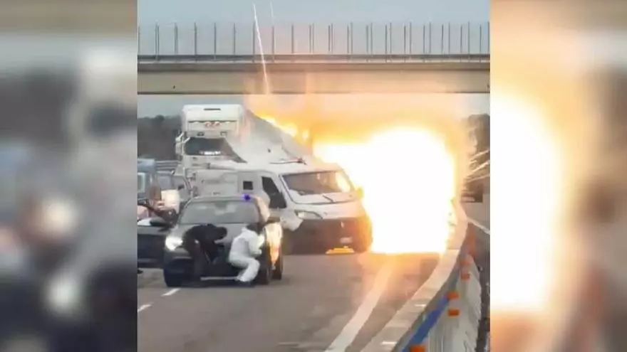 Vídeo | Espectacular assalt amb explosions i tirotejos a dos furgons blindats a Itàlia