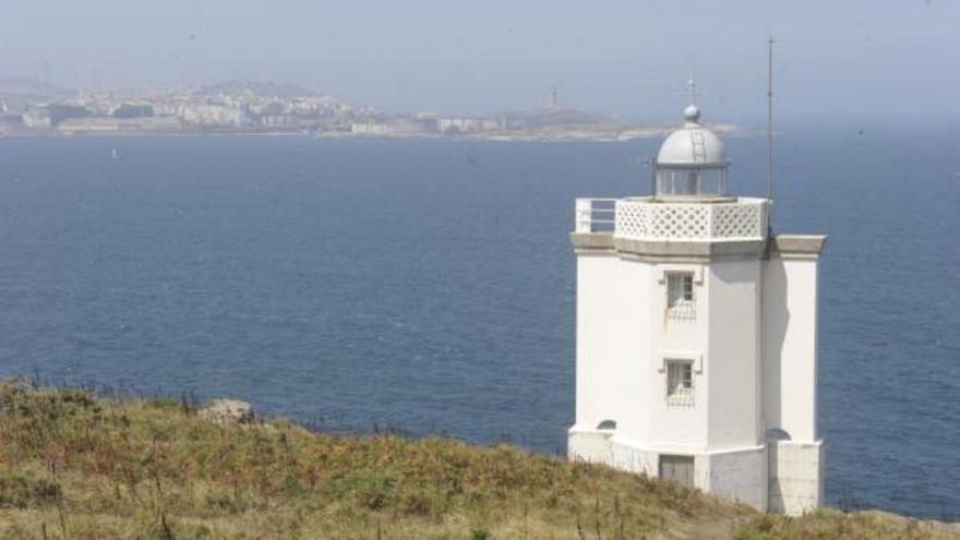 El faro de Mera, en Oleiros, afectado por las nuevas competencias del litoral.