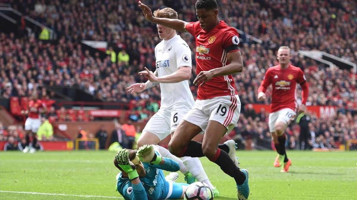 El United se avanzó tras un penalti inexistente que forzó Rashford al borde del descanso