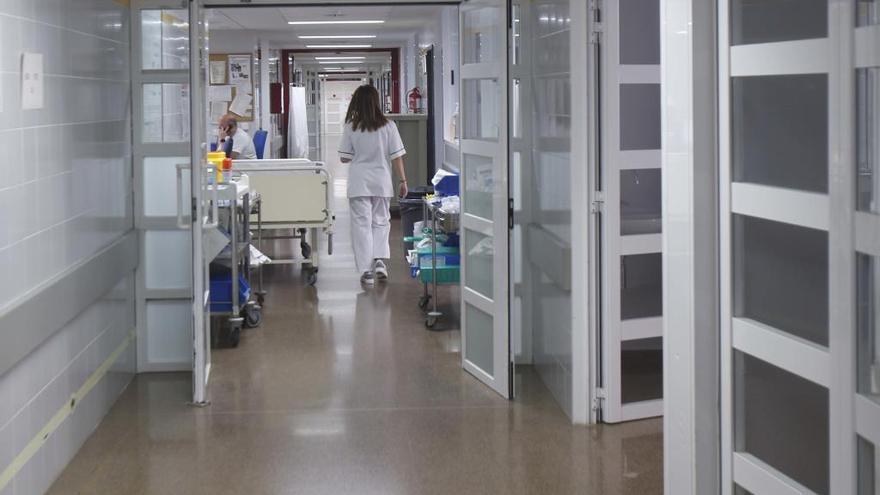 Una trabajadora en el interior del hospital de Alzira.
