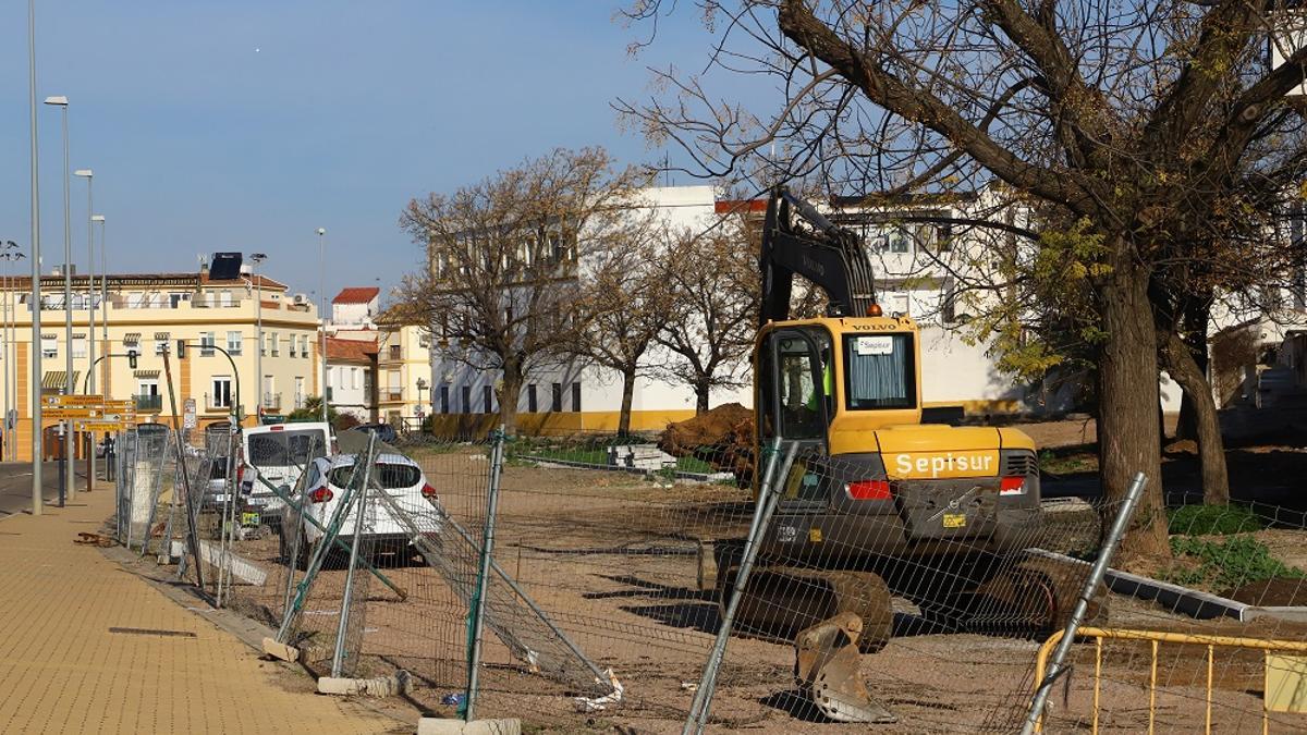 Una máquina de Sepisur en las obras del aparcamiento junto al centro comercial El Arcángel.