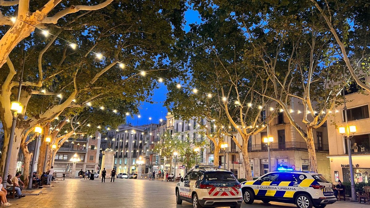 Un cotxe dels Mossos i un de la Guàrdia Urbana a la Rambla de Figueres. | SANTI COLL