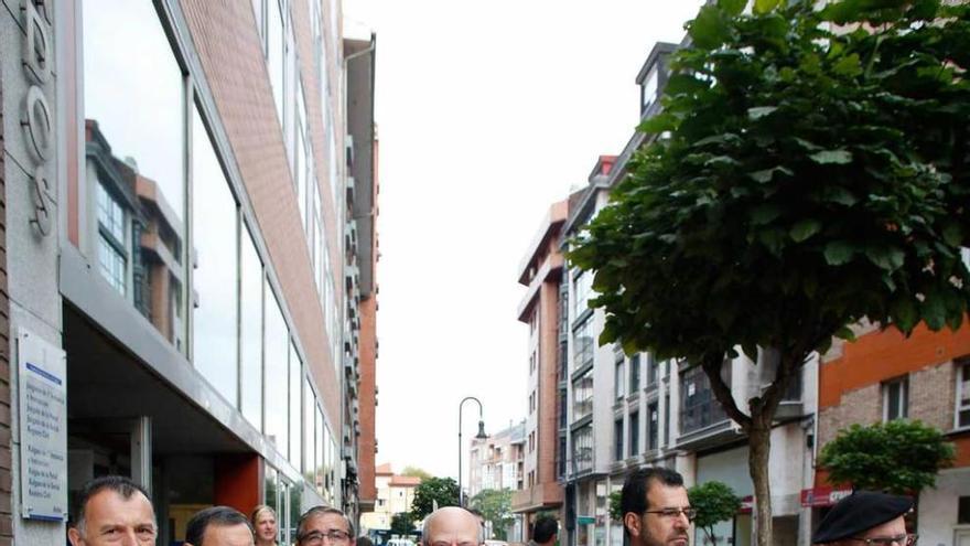 Un grupo de extrabajadores de Montrasa, ayer, a la puerta de los Juzgados de Avilés.