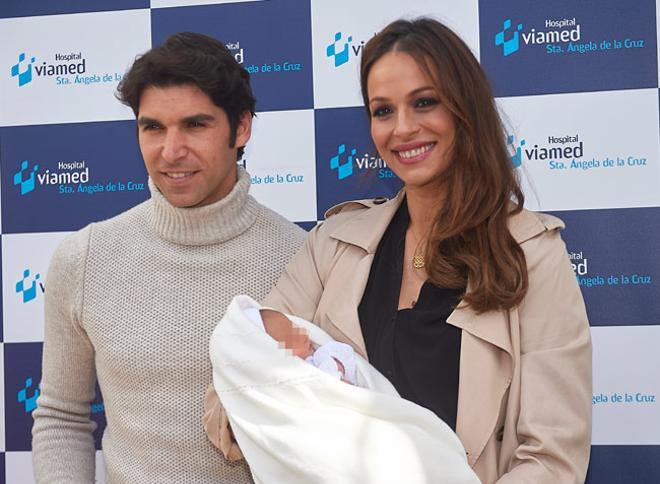 Eva González y Cayetano Rivera con su pequeño Cayetano