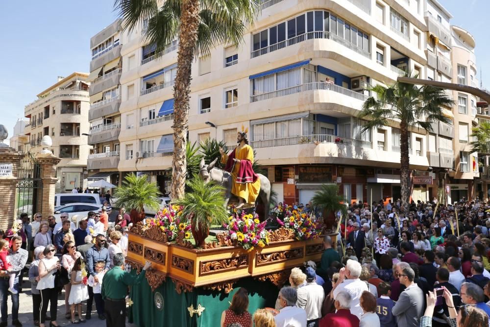 La procesión recorrió el itinerario entre la iglesia del Sagrado Corazón y la Inmaculada en Torrevieja