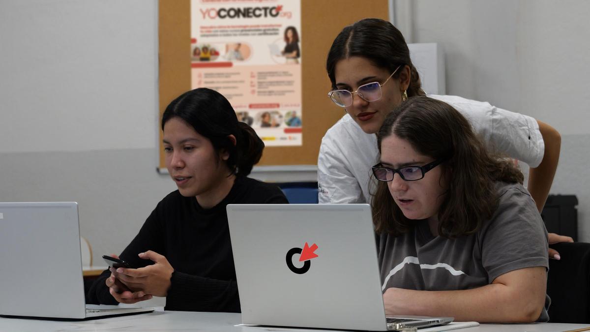 El programa de cursos presencials i gratuïts de la Fundació Cibervoluntaris.