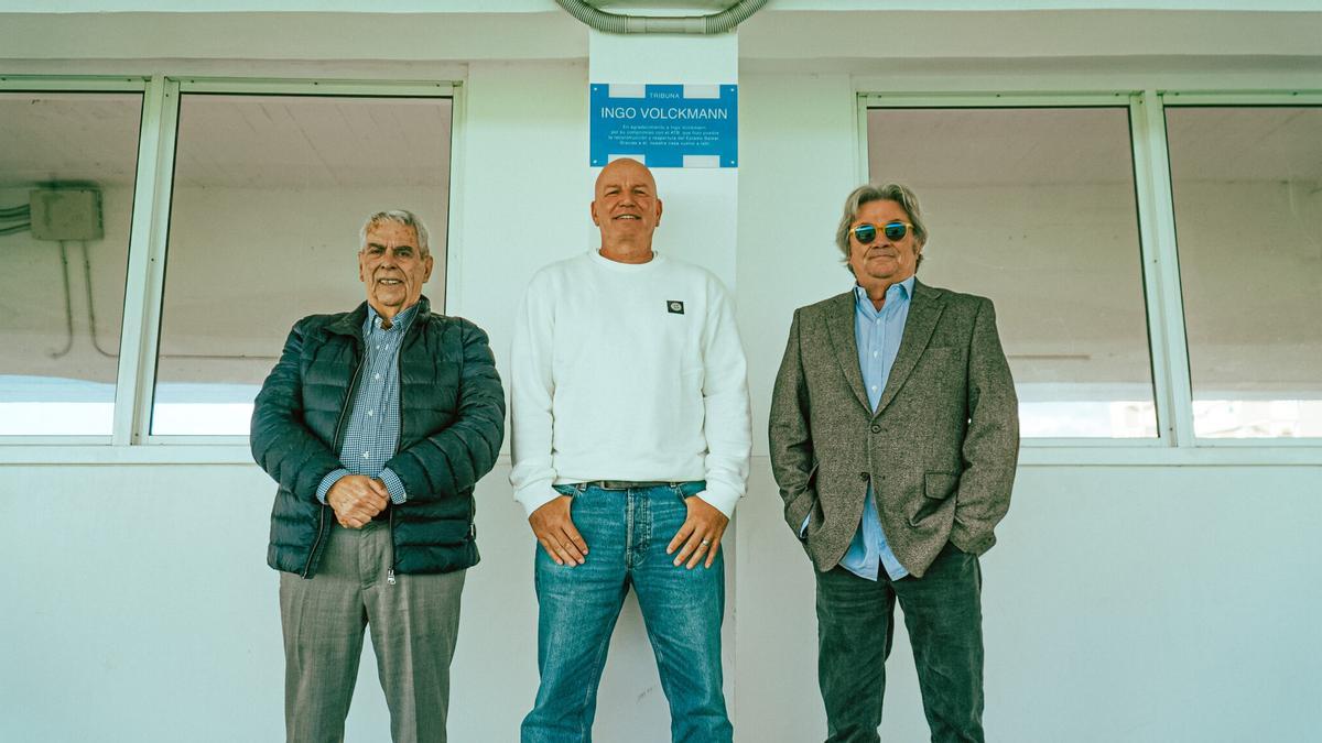 Toni Salas, Ingo Volckmann y Toni Garau posan junto a la placa que da nombre a la grada