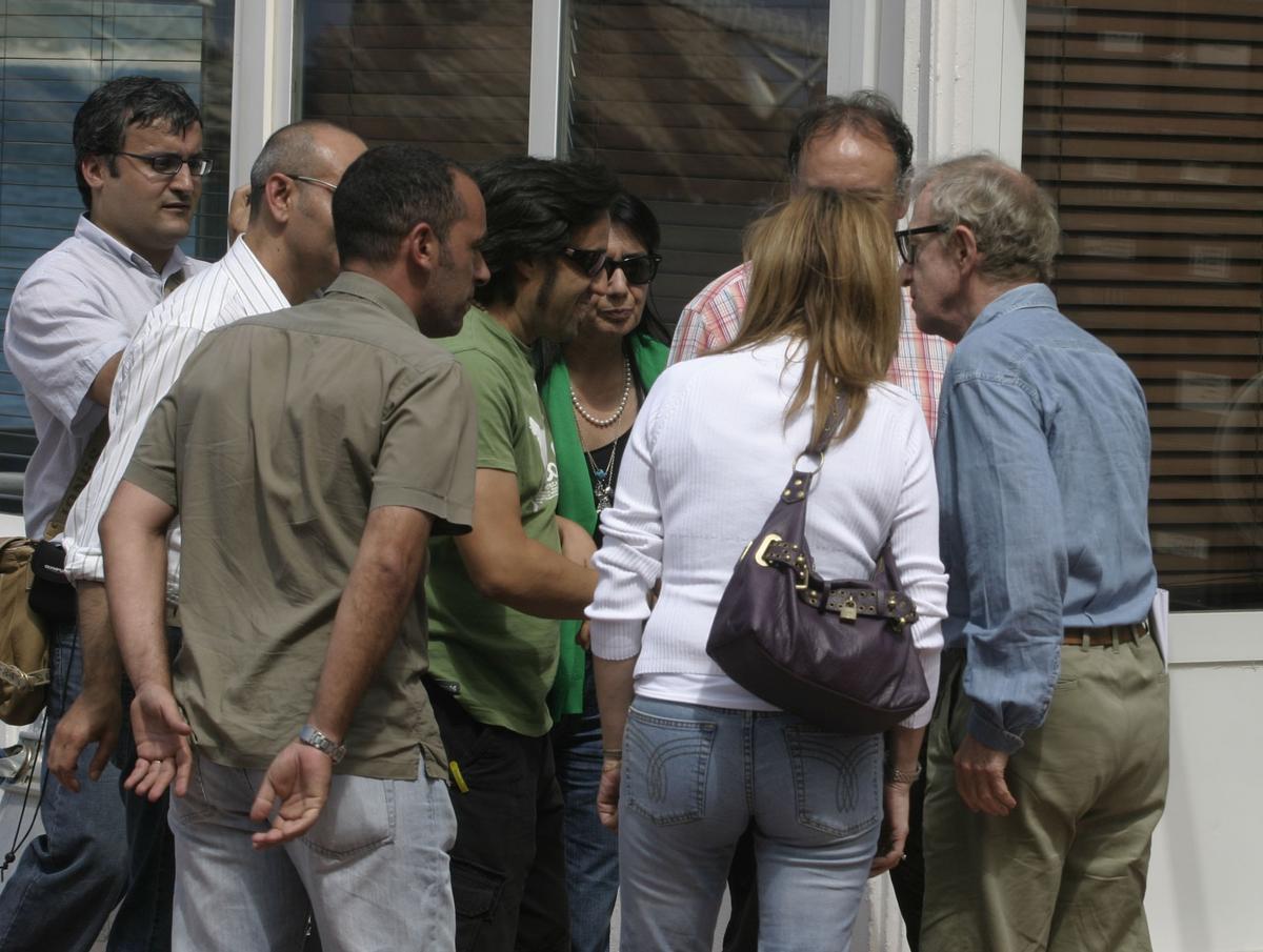 Woody Allen, a la derecha, en la puerta del Real Balneario