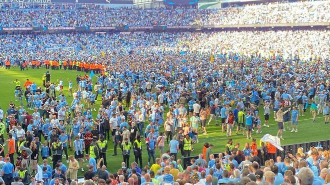 ¡Increíble! El césped del Etihad se tiñe de azul por la invasión de los aficionados del City