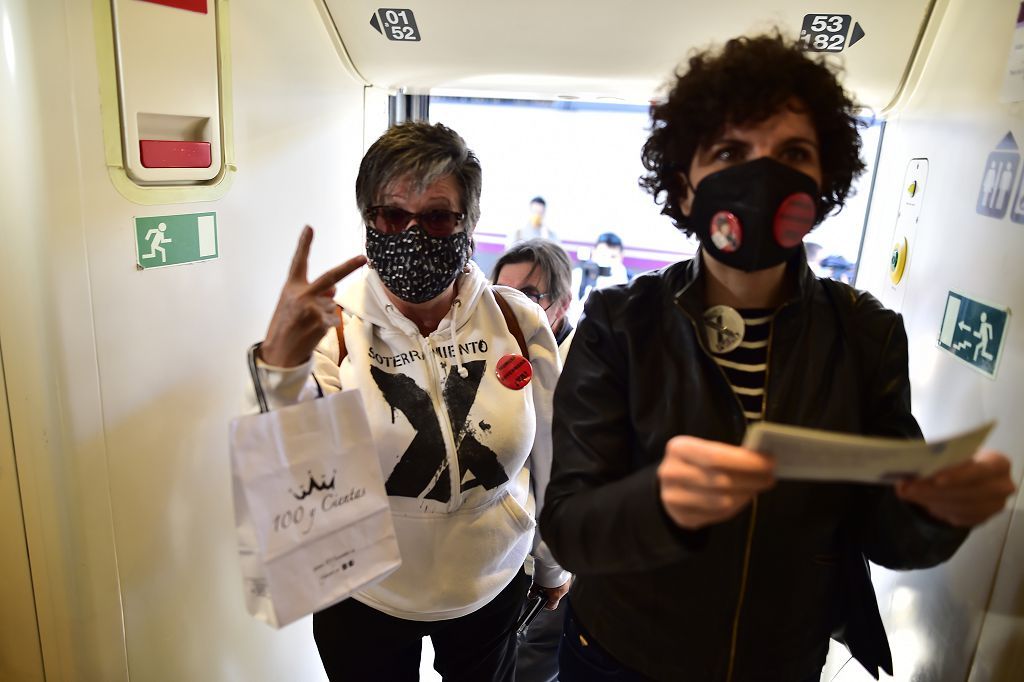 Los vecinos de las vías, celebran su primer viaje en el nuevo tren soterrado