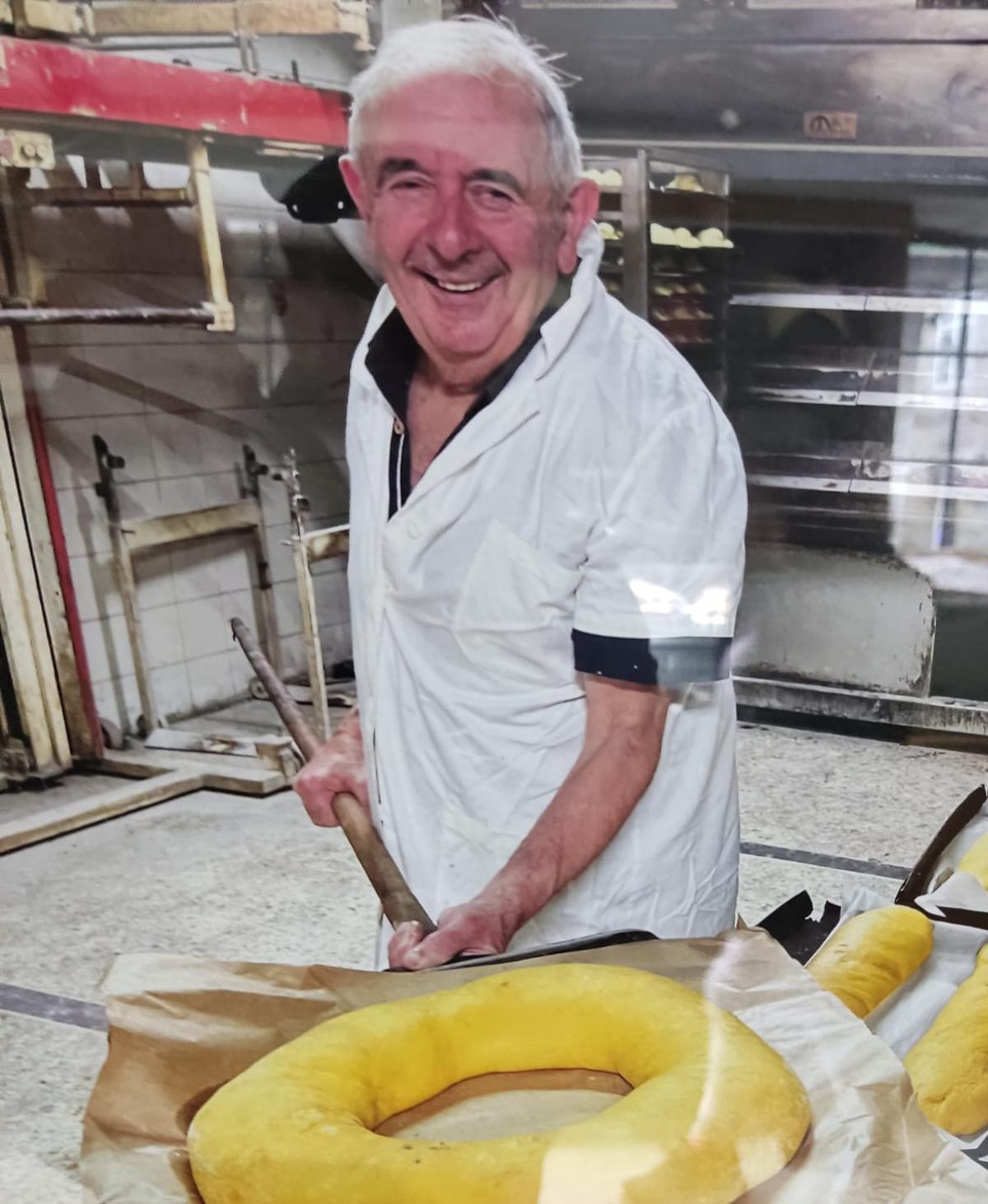 Nardo Faro Lagoa en la panadería en Cangas