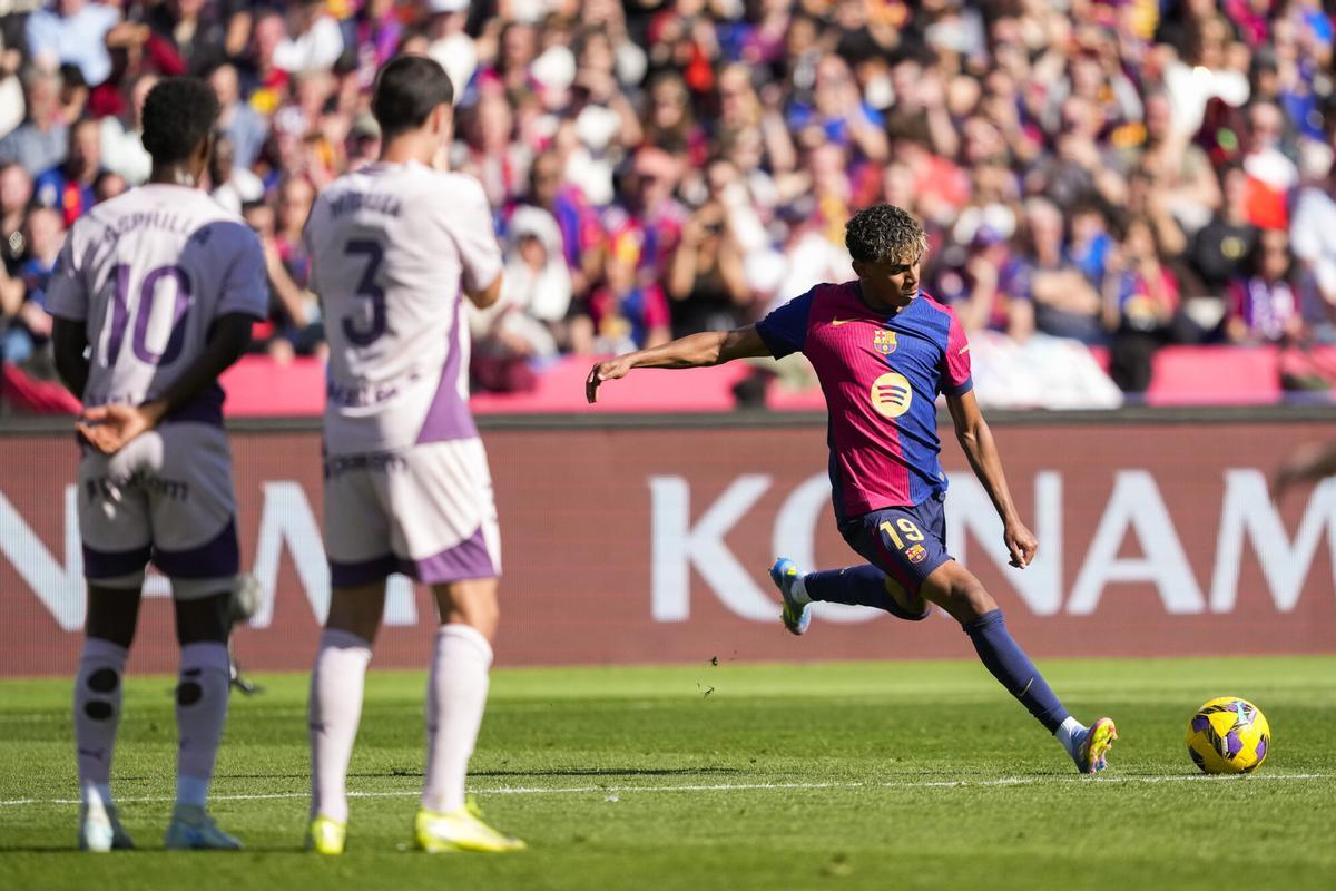 BARCELONA, 30/03/2025.- El delantero del Barcelona Lamine Yamal, durante el partido de la jornada 29 de LaLiga que FC Barcelona y Girona disputan este domingo en el estadio Lluis Companys de Barcelona. EFE/ Alejandro García