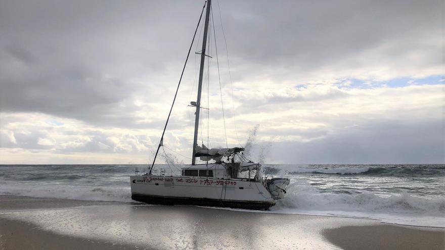 Vara en la playa de Area Maior de Muros un velero cuyo tripulante naufragó en la costa de Estados Unidos
