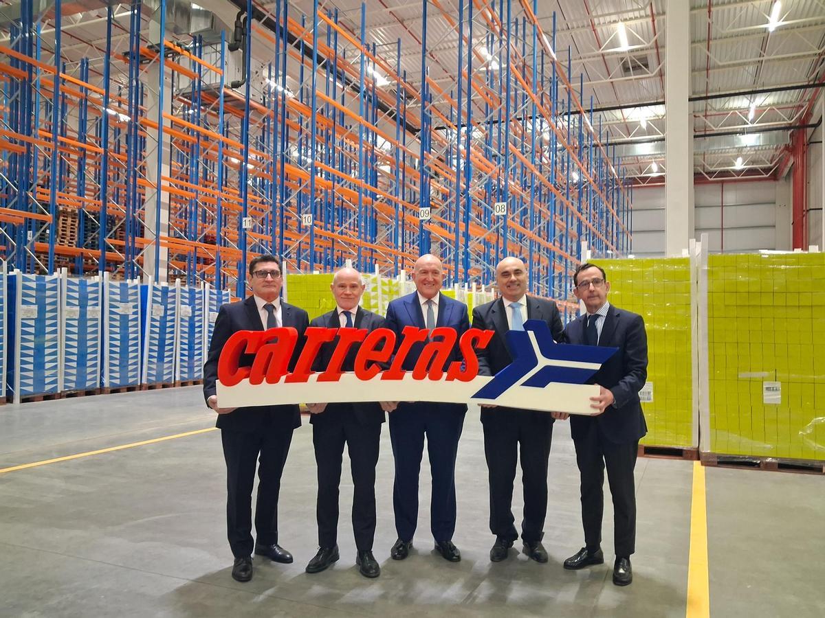 Directivos de Carreras Grupo Logístico y representantes institucionales y empresariales de Valladolid en las nuevas instalaciiones de la empresa aragonesa en esta ciudad.